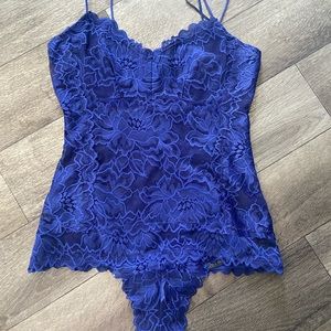 NWOT Guess lace xs body suit blue